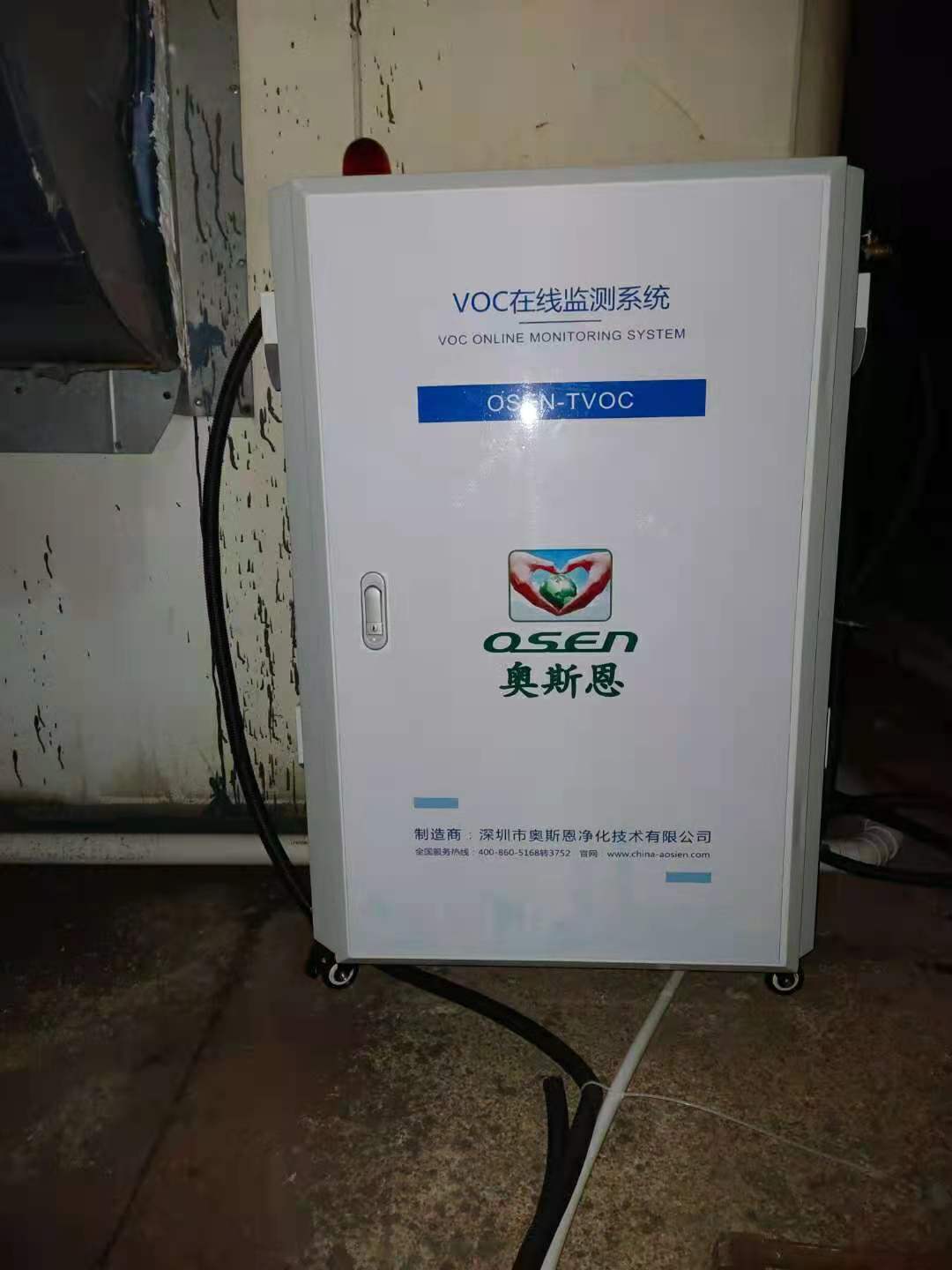 深圳龙岗双VOCs在线监测预警系统顺利安装完毕，连夜赶安装，打手电筒全程操作不容易。